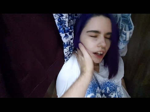 ❤️ Našel jsem svou sestru ve skříni a pomohl jí udělat se ❤❌  Sex u nás ☑